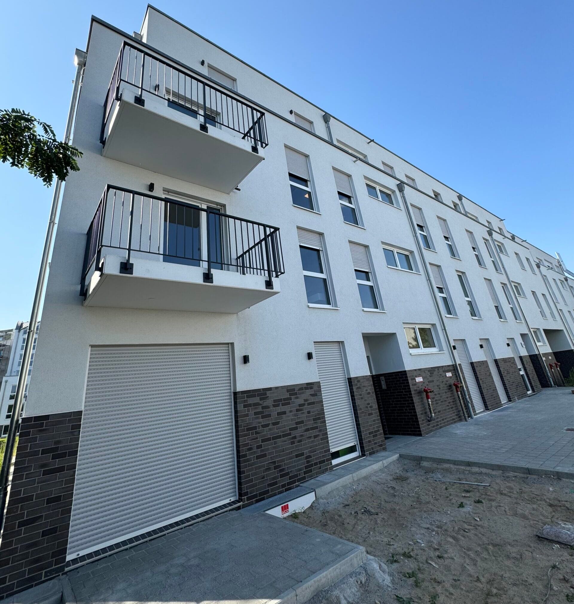 Moderne Wohngebäude mit Balkonen